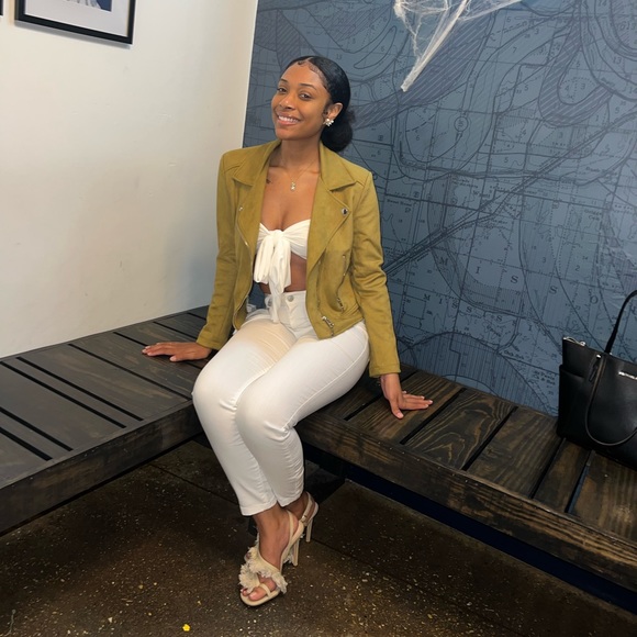 Meet your Posher, Jazmyn - Picture 3 of 3